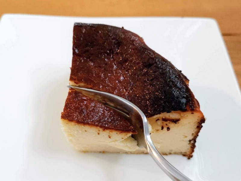 カオリーヌ菓子 バスクのチーズケーキ (19)