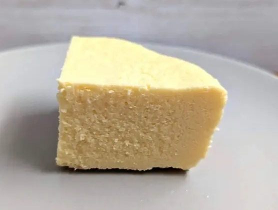 【成城石井】のホールケーキ｜「紙包み」シチリアレモンとマスカルポーネのベイクドチーズケーキ (1)