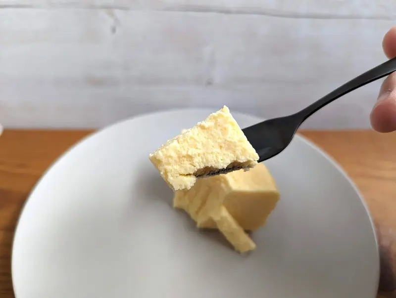 【成城石井】のホールケーキ｜「紙包み」シチリアレモンとマスカルポーネのベイクドチーズケーキ (7)